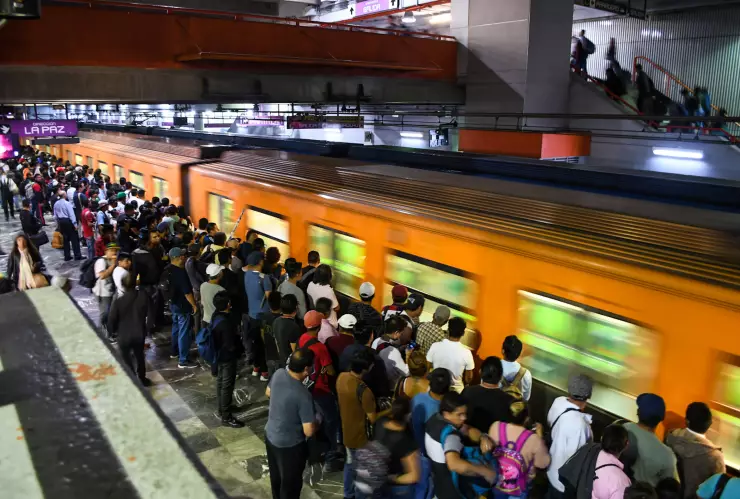 Baja afluencia en Metro, pero aún viajan miles