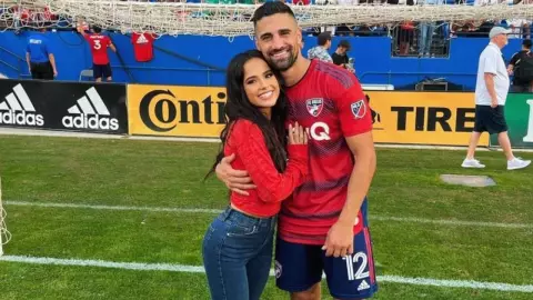 Acusan al prometido de Becky G, Sebastian Lletget, de infidelidad
