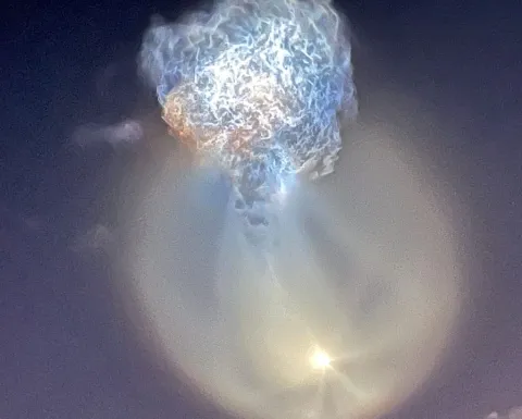 Efecto medusa: el fenómeno luminoso que dejó el cohete Falcon 9 de SpaceX en el cielo de Florida