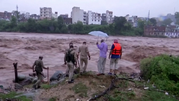 Más muertos y desastre por inundaciones en India.