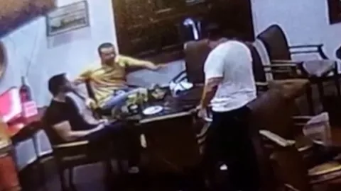 ¡Terminó mal! Captan en VIDEO el momento en que DOCTOR ASESINA a sus colegas de profesión tras DISCUTIR en un restaurante.jpg