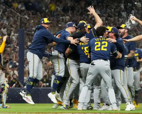 Cerveceros de Milwaukee festejan tras ganar la Serie Mundial.