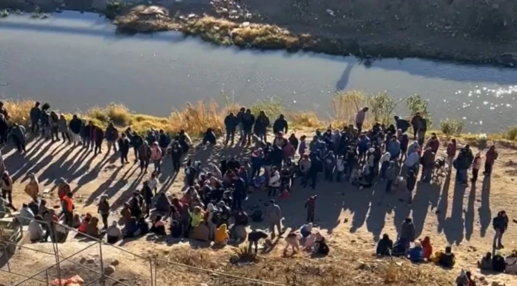 Más de 2,400 migrantes cruzaron a Estados Unidos el fin de semana