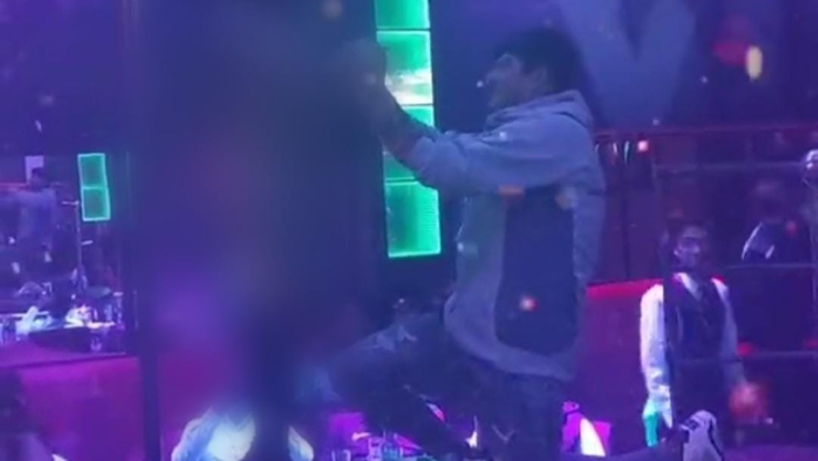 proponen matrimonio a bailarina en table dance