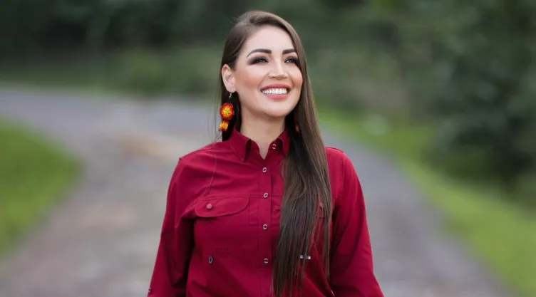 Jasmine Bugarín responde por doble nacionalidad.