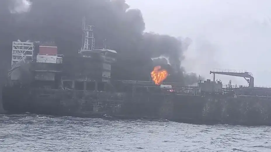 Colisión de buques petrolero y carguero frente a las costas de Inglaterra.