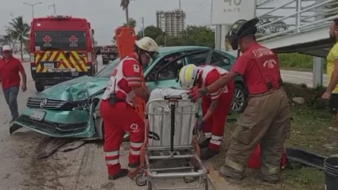 Fuerte choque en el Boulevard Colosio en Cancún HOY genera tráfico lento hay lesionados