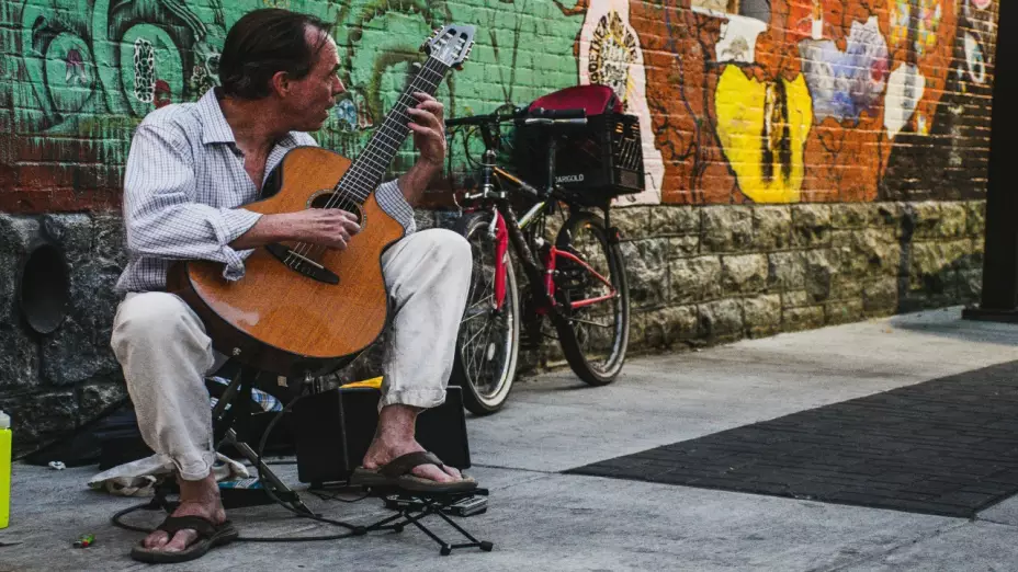 ¿Se necesita permiso para cantar en calles? Locatario corre a músico a cubetazos de agua y gremio musical lo defiende