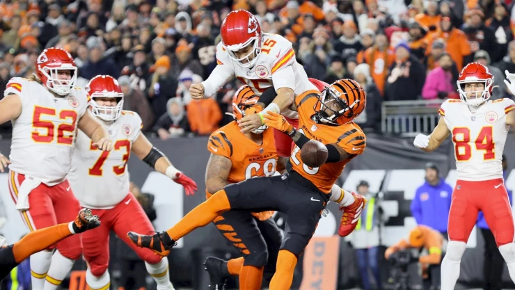 Mahomes intentando anotar en la AFC Temporada 2021NFL Bengals vs Chiefs