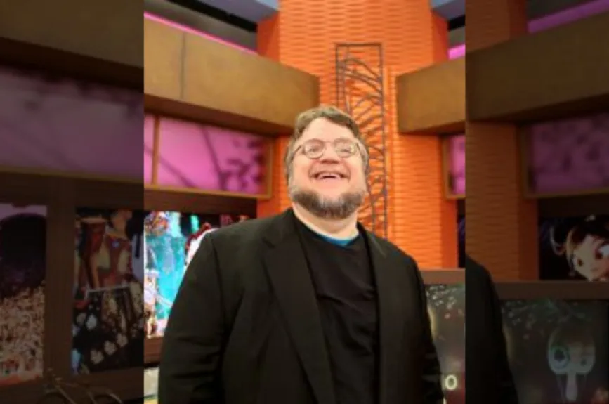 Guillermo del Toro sonriendo.jpg