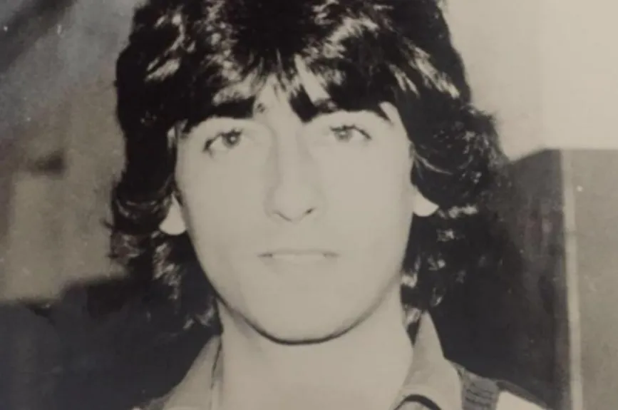 Este fue el gran look del presentador de televisión en su adolescencia, siempre al último grito de la moda.