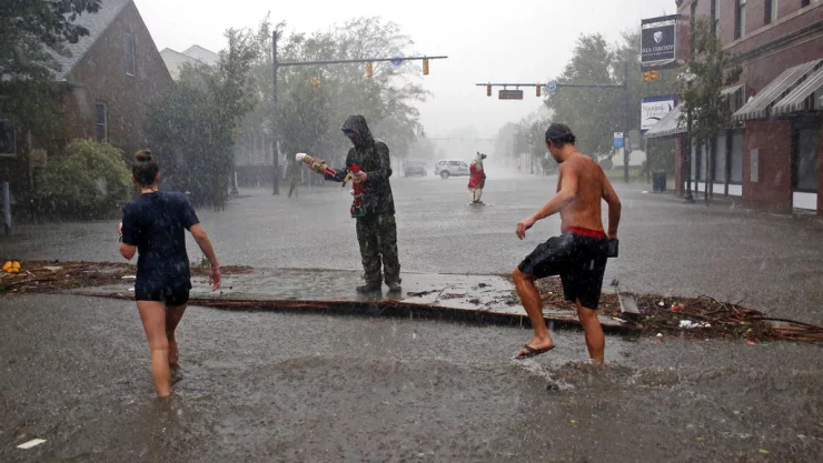 En lo que podría ser sólo el comienzo de un desastre en cámara lenta. Los meteorólogos advirtieron que las lluvias torrenciales de entre 30 y 100 centímetros (1 y 3,5 pies) provocadas por la tormenta