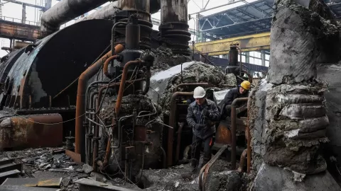 Trabajadores en Ucrania reparan una planta térmica dañada