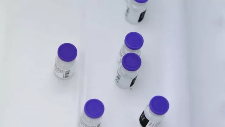 Una médico que recibió la vacuna contra la Covid-19 permanece hospitalizada por reacciones alérgicas.