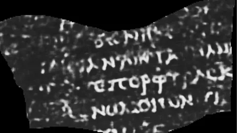 La primera palabra descifrada en el Desafío del Vesubio es el griego πορφύρας, que significa “púrpura”