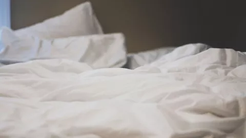 Mezcla para eliminar las manchas amarillas de las sábanas blancas