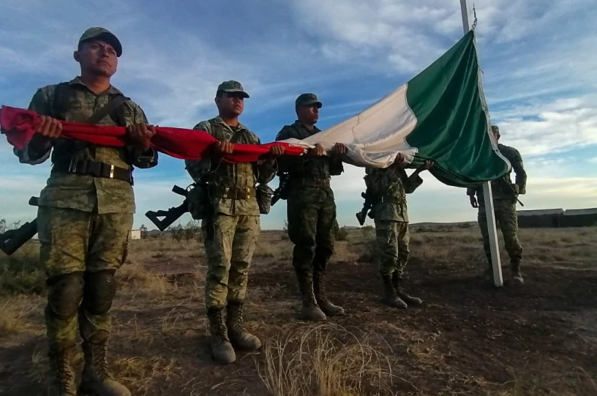 Las tropas defienden a la bandera del enemigo