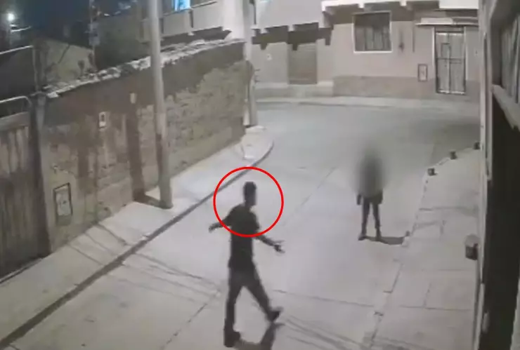 VIDEO | ¡IMÁGENES INDIGNANTES! Un hombre ebrio le da una brutal golpiza a un niño que jugaba futbol con sus amigos