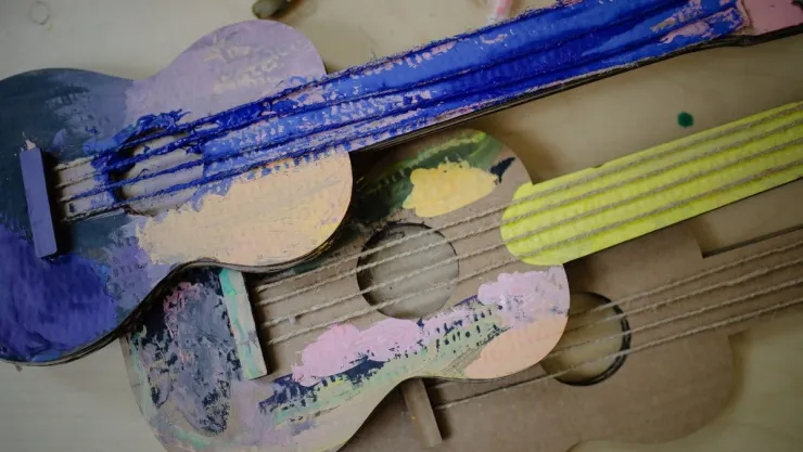 Manualidades de Música Cómo construir una guitarra acústica de cartón y bandas elásticas.jpg