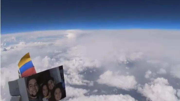 globo de helio en el espacio