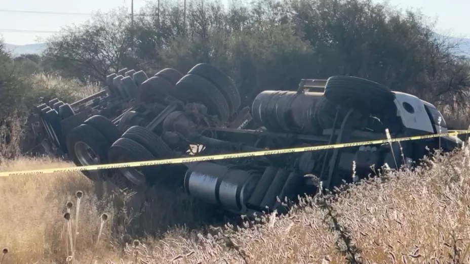 Accidente Zacatecas Volcadura de tráiler provoca la muerte del conductor hoy 2 de diciembre