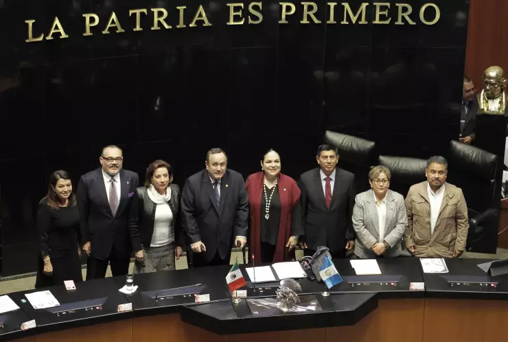 Reciben en el senado a presidente de Guatemala