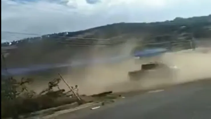 policia haciendo piruetas en corregidora queretaro.jpg