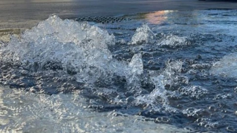 ¡Miles de litros de agua potable, directo a la alcantarilla! Colonia Izcalli en Ecatepec, de nuevo afectada por fuga