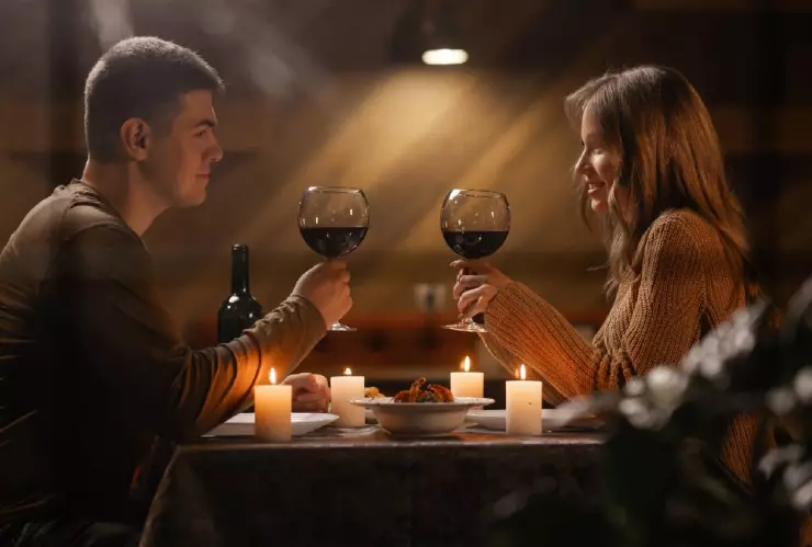 una pareja disfruta de una cita romántica