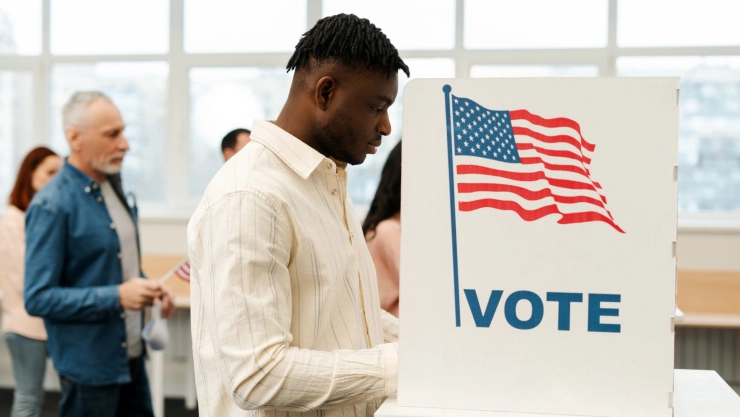 Un grupo de votantes en las urnas.