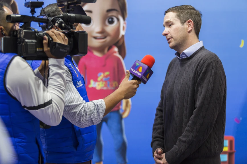 Benjamín Salinas dando una entrevista