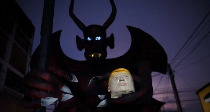Piñatas de Trump se observan durante la “Quema del Diablo” en Guatemala
