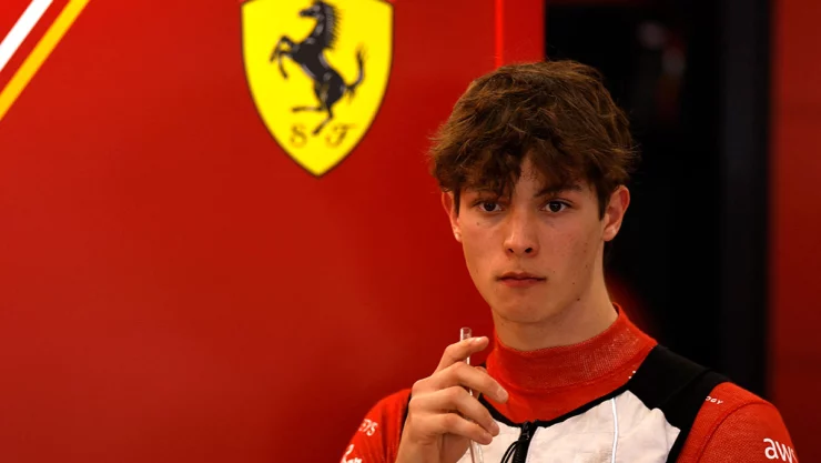 Oliver Bearman con la escudería Ferrari