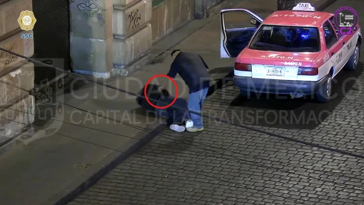 VIDEO: Taxista “caza” a joven ebrio en Isabel la Católica para robarle el celular
