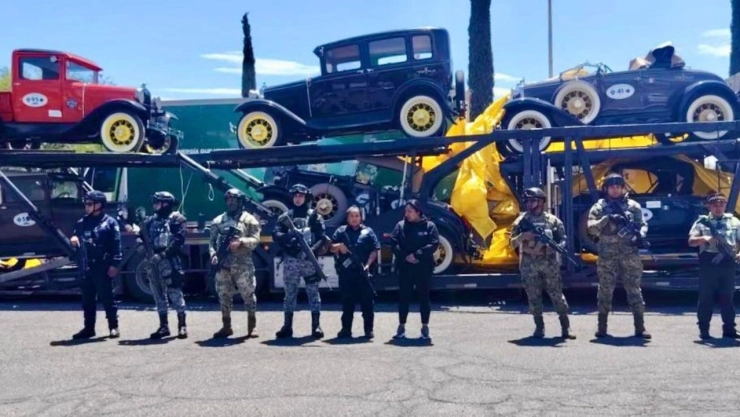Tráiler nodriza es robado con autos clásicos en Puebla y aparece en Edomex.