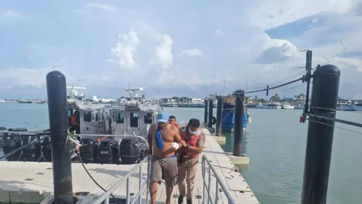 Rescate de un pescador en altamar; tenía una grave herida en el brazo