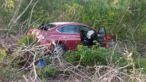 Pasó en Motul_ Iba manejando pero DORMITÓ al volante y terminó saliéndose de la vía; estos sucedió con el conductor