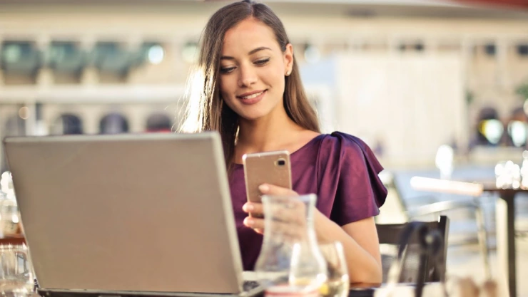 mujer frente a computadora