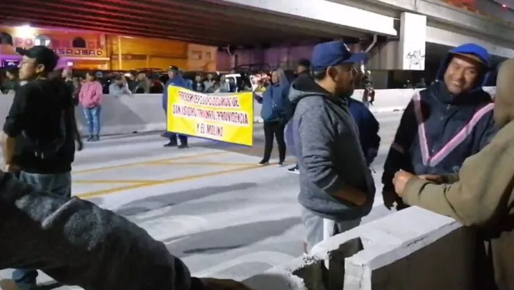Vecinos bloquean la México-Puebla: exigen puente peatonal y estación del Trolebúshoy 21 de agosto