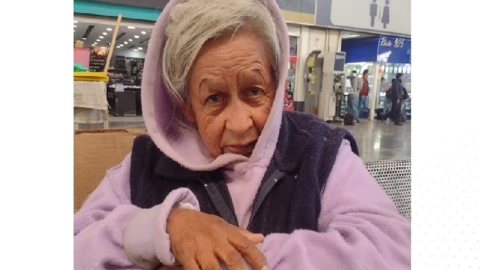 María de Jesús Mundo, de 79 años, vive en la CAPU; buscan a sus familiares