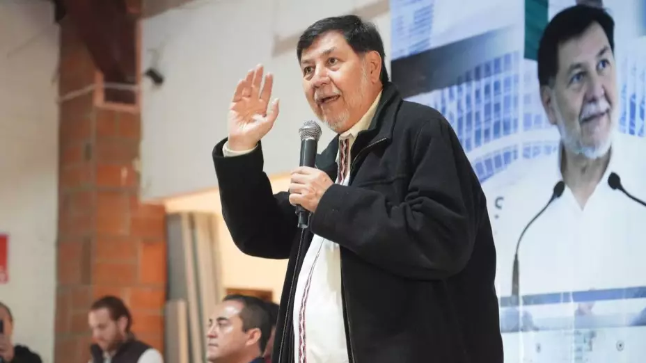 Noroña escapa de las críticas por campo de exterminio en Teuchitlán y vuela a Francia