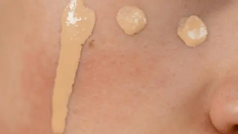 Hay una base de maquillaje específica que puede tratar tus poros mientras cubre