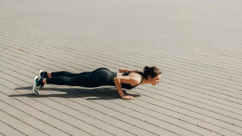 Los 7 ejercicios para mujeres de 50 a 60 años que pueden hacer en casa para bajar de peso rápido Plancha