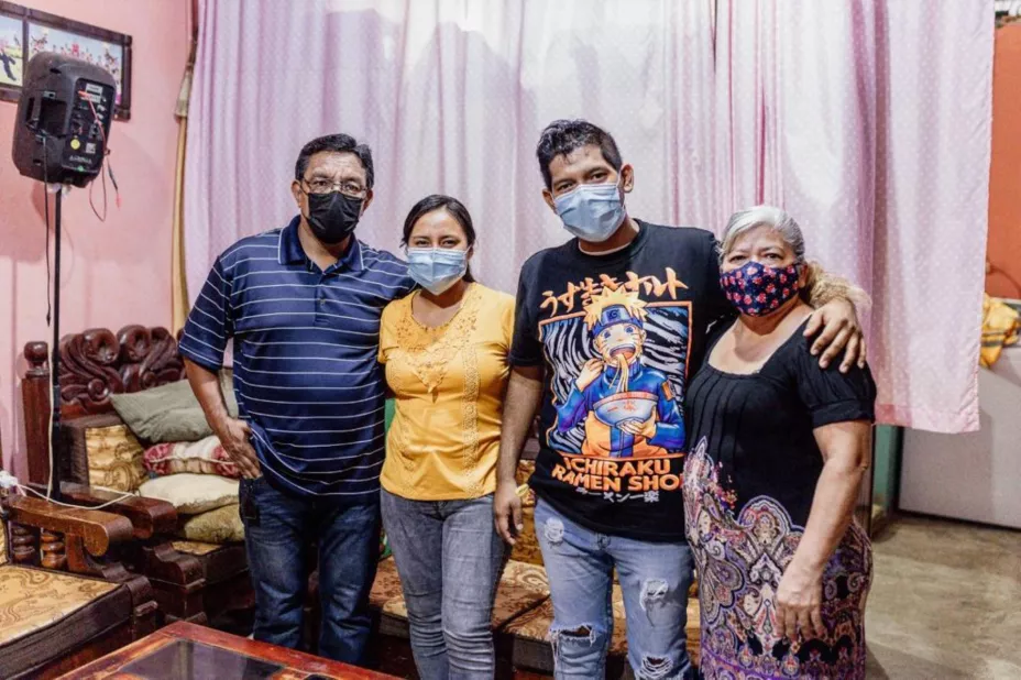 Paciente operado y familia IMSS.jpeg