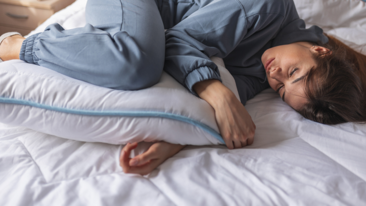 Cólicos menstruales de mujer