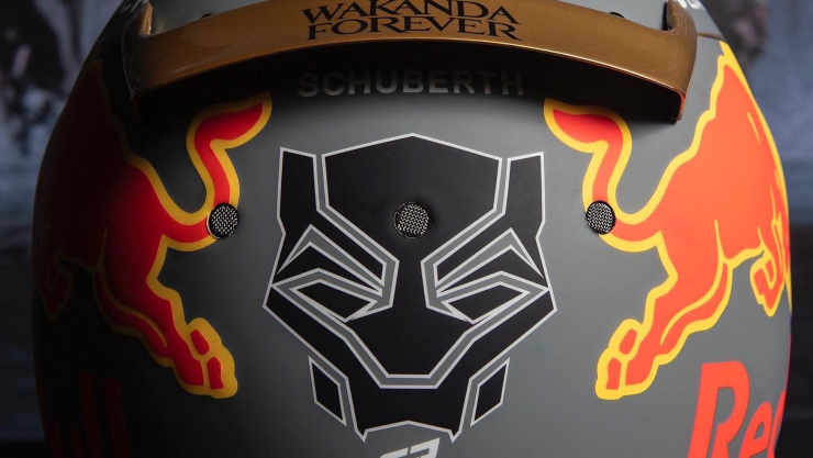 Casco de Checo Pérez de Pantera Negra.jpg