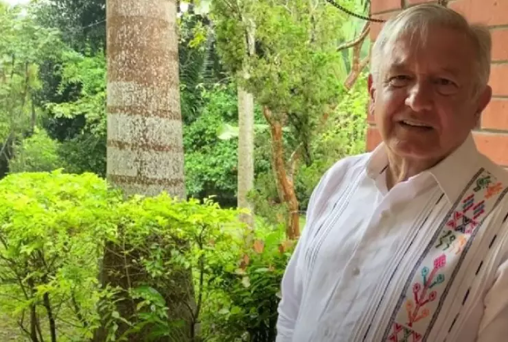 AMLO afirmó que las vallas frente a Palacio Nacional son para proteger a las manifestantes