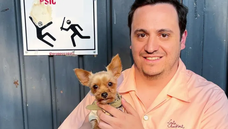 Ricardo O’Farrill cargado su mascota