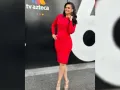 Si te gustan los vestidos estilo midi y manga larga, debes cuidar el tipo de tela y si quieres un toque formal el vestido debe ser en corte recto.