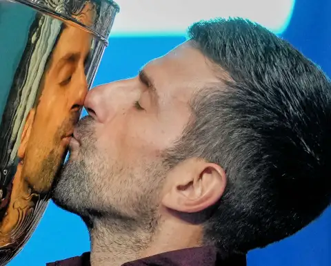 Novak Djokovic besa el trofeo de campeón del Abierto de China.